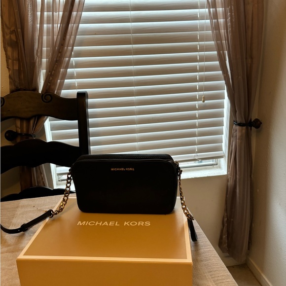 Small Michael Kors shoulder bag. In great condition - Picture 2 of 3